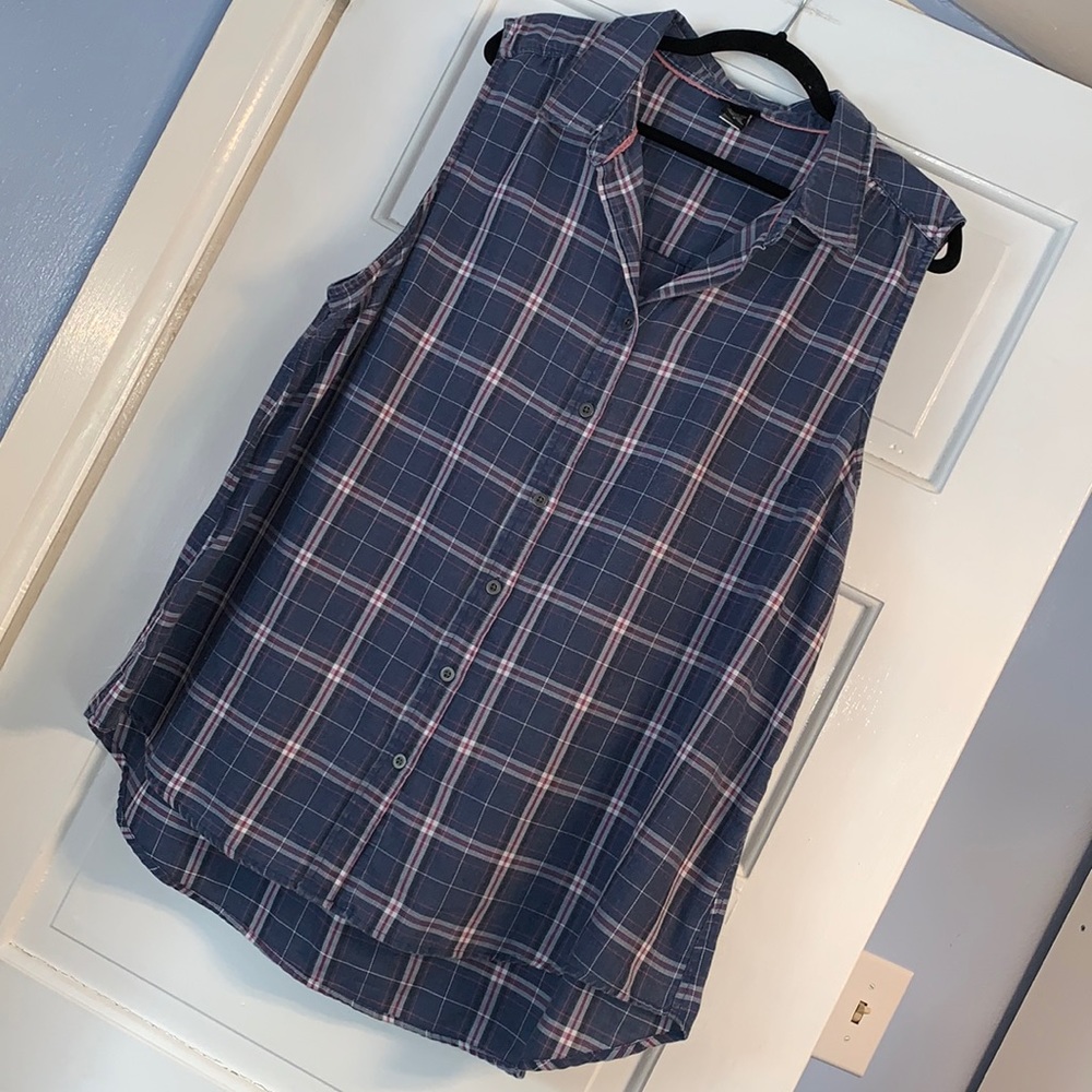 Size 2 / 2X Torrid sleeveless button down collared tank top
